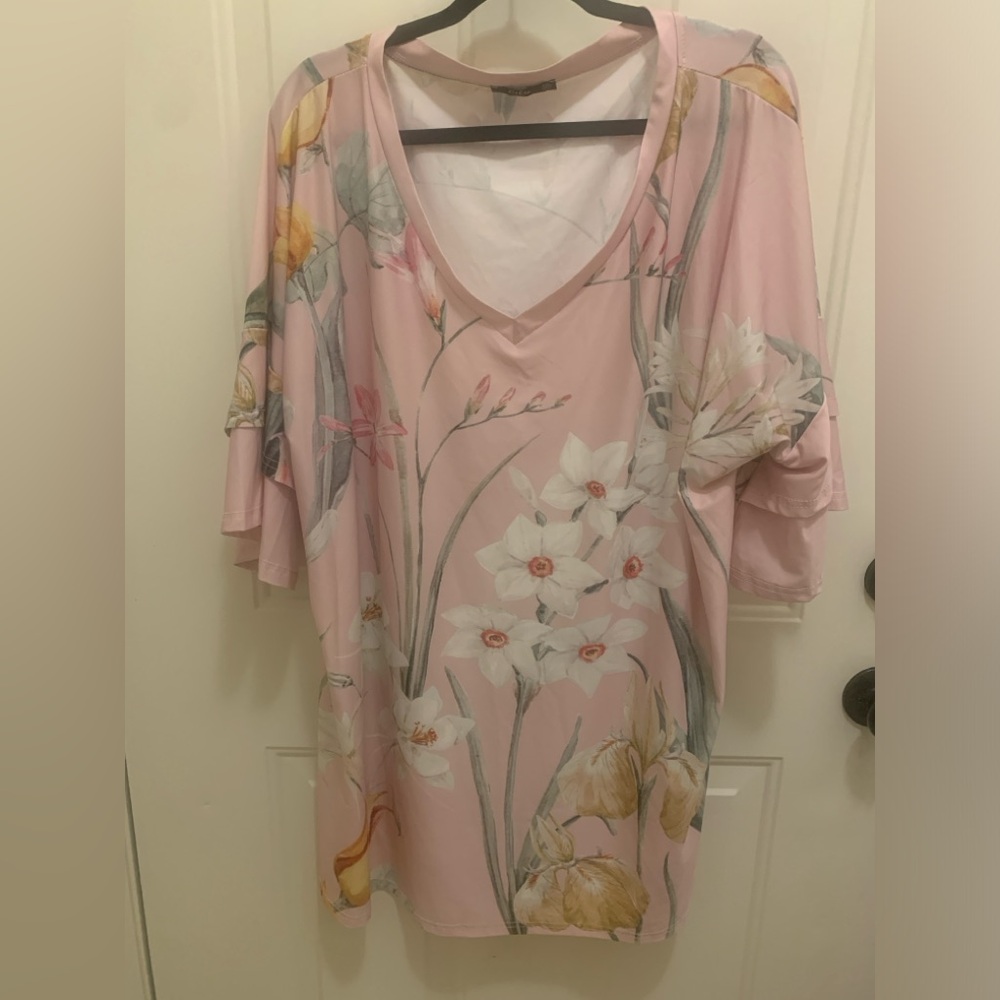 Beautiful pink floral top size 4x new with tags by Lily. Tunic, blouse